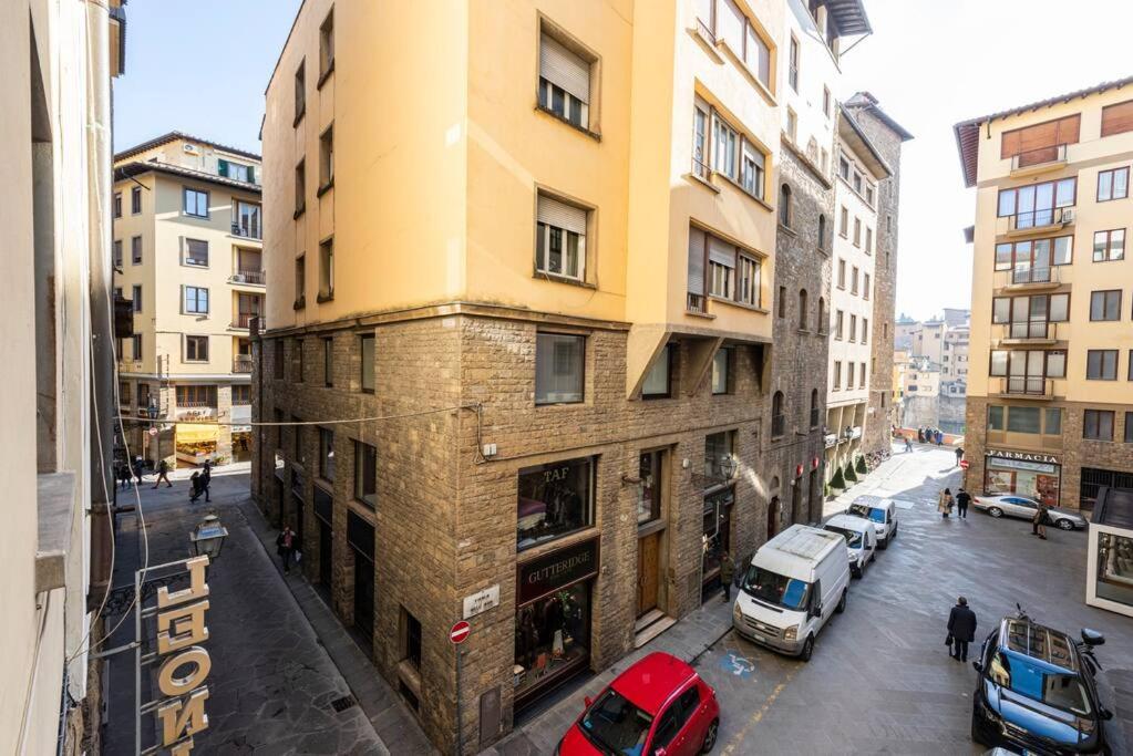 Wonderful Ponte Vecchio At A Breath. Apartment Florenz